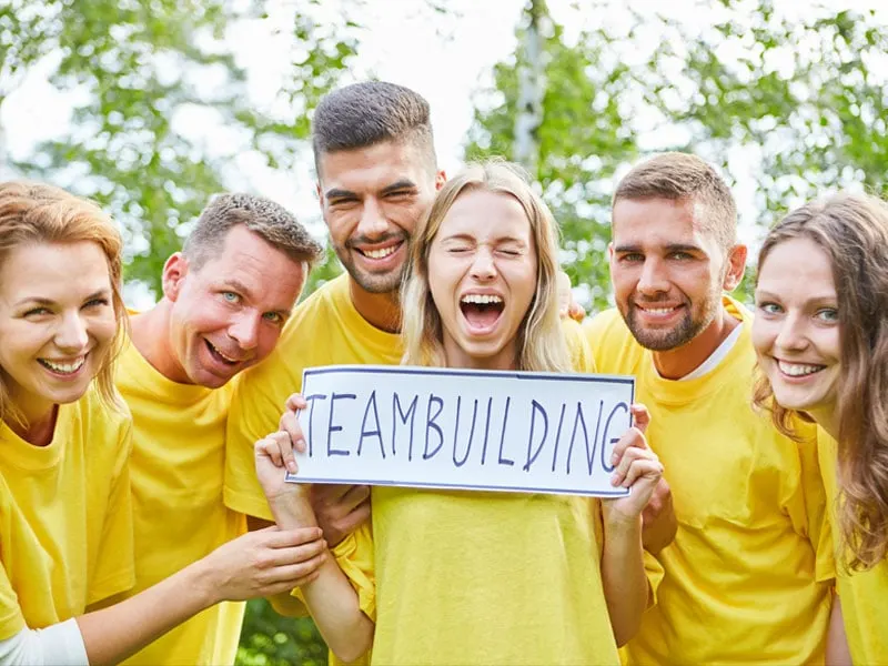 Glade mennesker i gule t-shirts til teambuilding i Roskilde.