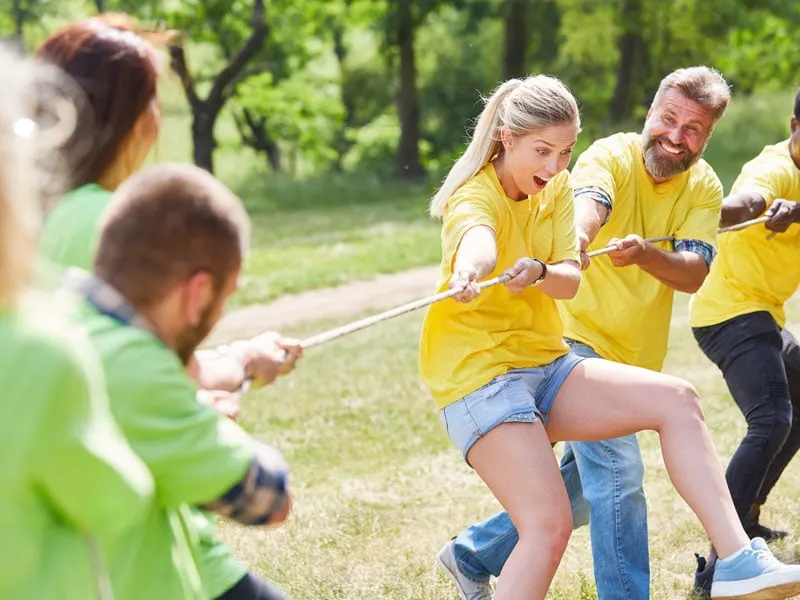 Tovtrækning er en sjov teambuilding aktivitet udenfor.